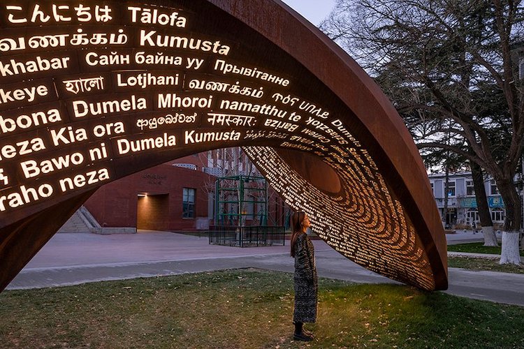 image escultura en Pekín escultura en Pekin dice hola en 101 idiomas diferentes 4