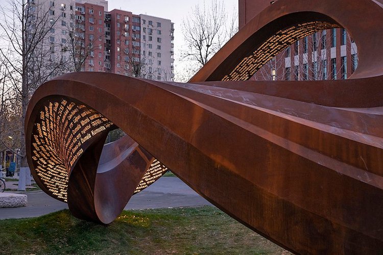 image escultura en Pekín escultura en Pekin dice hola en 101 idiomas diferentes 5