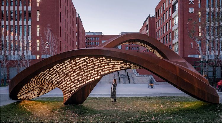 escultura-en-Pekín-dice-hola-en-101-idiomas-diferentes