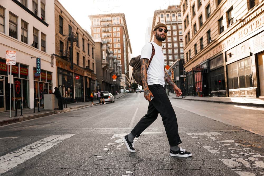 chico caminando por la ciudad