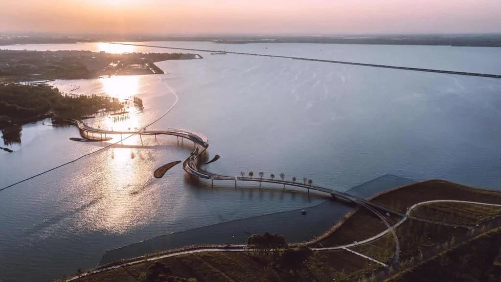 Así luce Yuandang desde el aire, el increíble puente peatonal sobre un lago en Shanghái