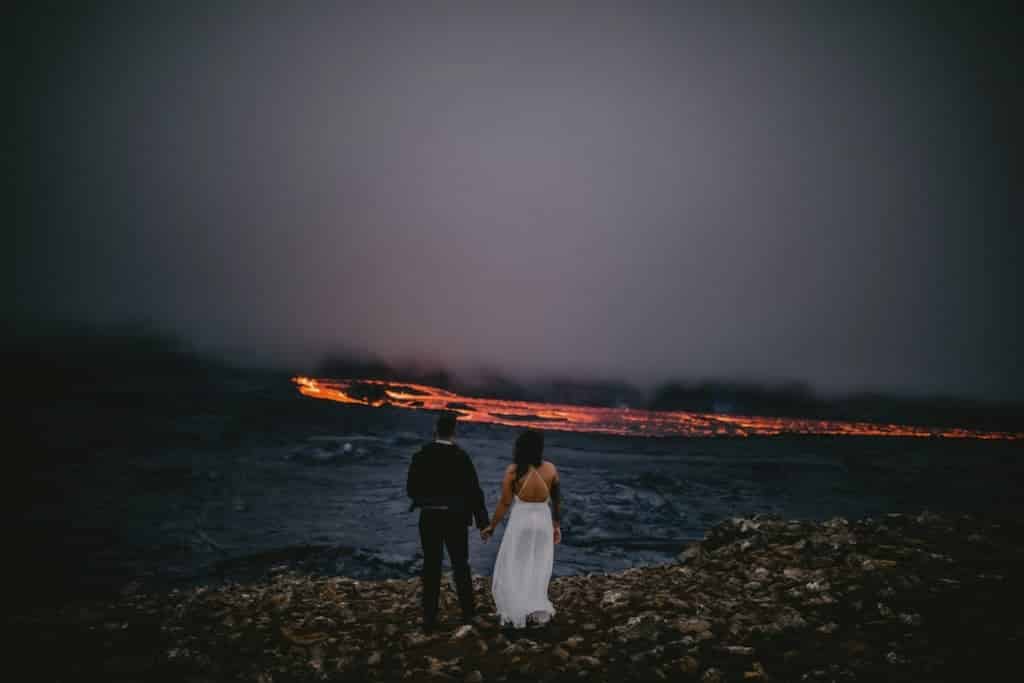 "recién casados" junto a un volcán en erupción