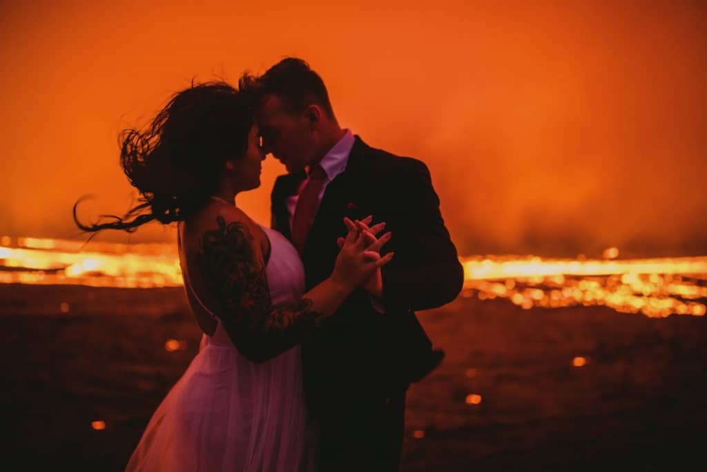 "recién casados" junto a un volcán en erupción