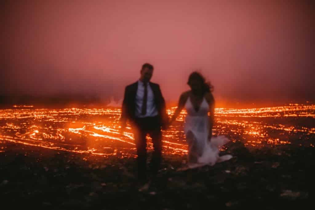 "recién casados" junto a un volcán en erupción