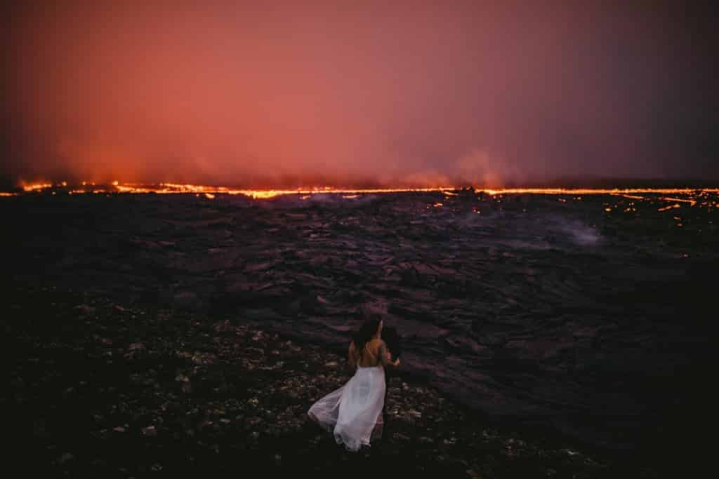 "recién casados" junto a un volcán en erupción