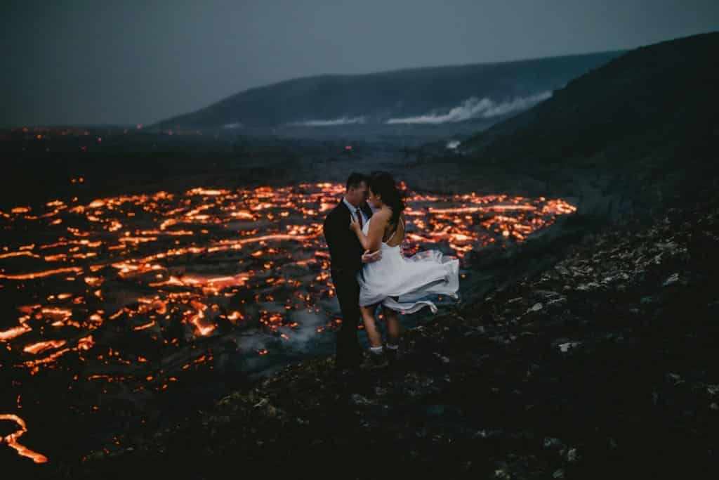 "recién casados" junto a un volcán en erupción