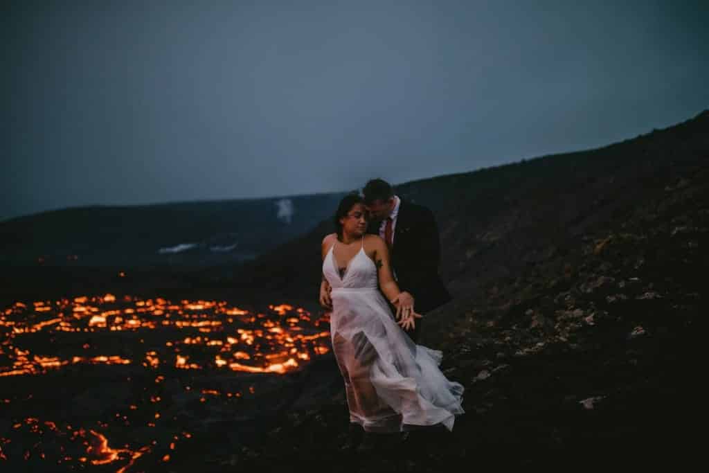 "recién casados" junto a un volcán en erupción