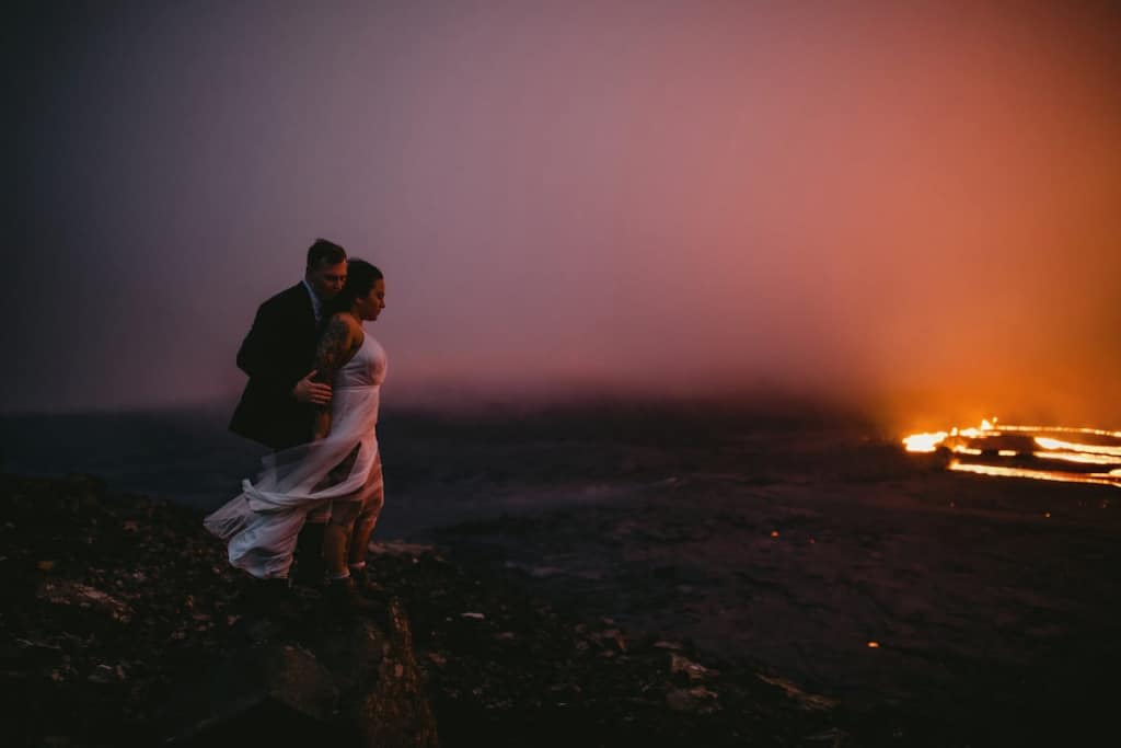 "recién casados" junto a un volcán en erupción