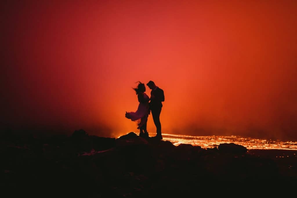 recién casados junto a un volcán