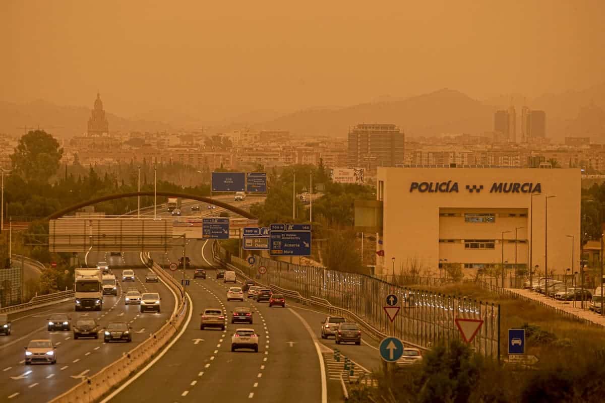 La Calima, el fenómeno meteorológico que tiñó de naranja la región sureste de España