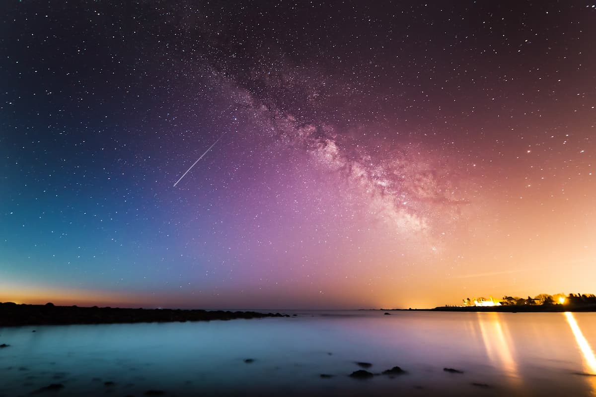 Un fotógrafo logró capturar el momento justo en que una estrella fugaz atraviesa el cielo en medio de una foto familiar