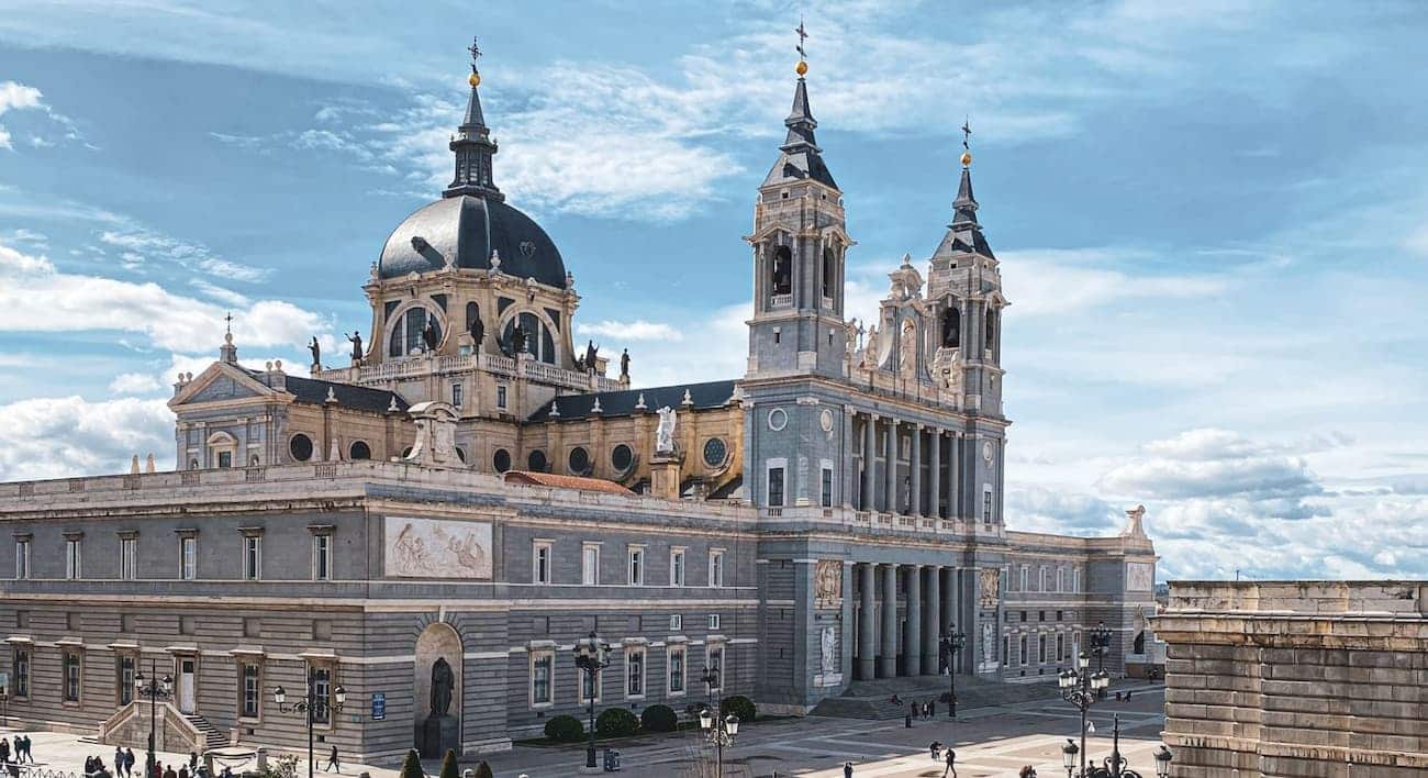 Todo lo que tienes que saber sobre la Catedral de la Almudena para tu próxima vez en Madrid