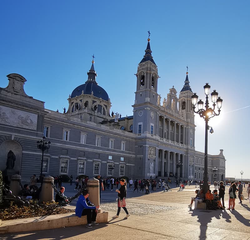 Catedral de la Almudena con gente