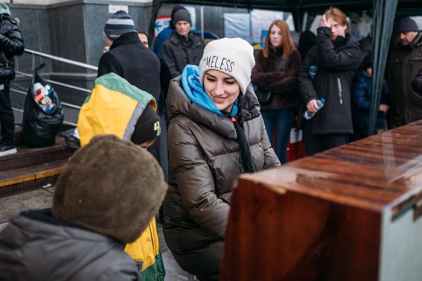 pianista Pianista toca ‘What a Wonderful World’ afuera de una estación de tren en Ucrania y emociona a todos Pianista toca What a Wonderful World afuera de una estación de tren en Ucrania y emociona a todos