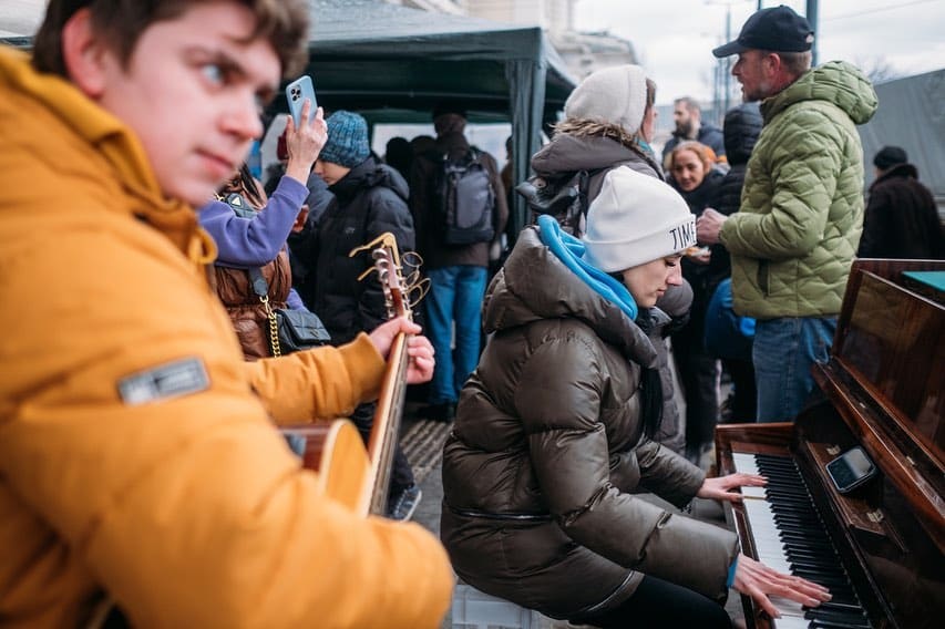 Pianista toca ‘What a Wonderful World’ afuera de una estación de tren en Ucrania y emociona a todos-3