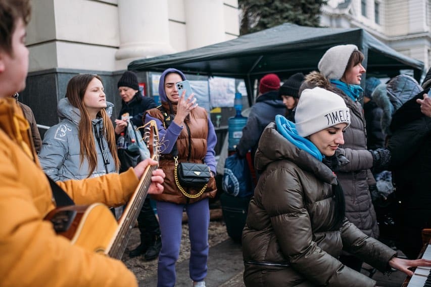 pianista Pianista toca ‘What a Wonderful World’ afuera de una estación de tren en Ucrania y emociona a todos image pianista Pianista toca ‘What a Wonderful World afuera de una estacion de tren en Ucrania y emociona a todos