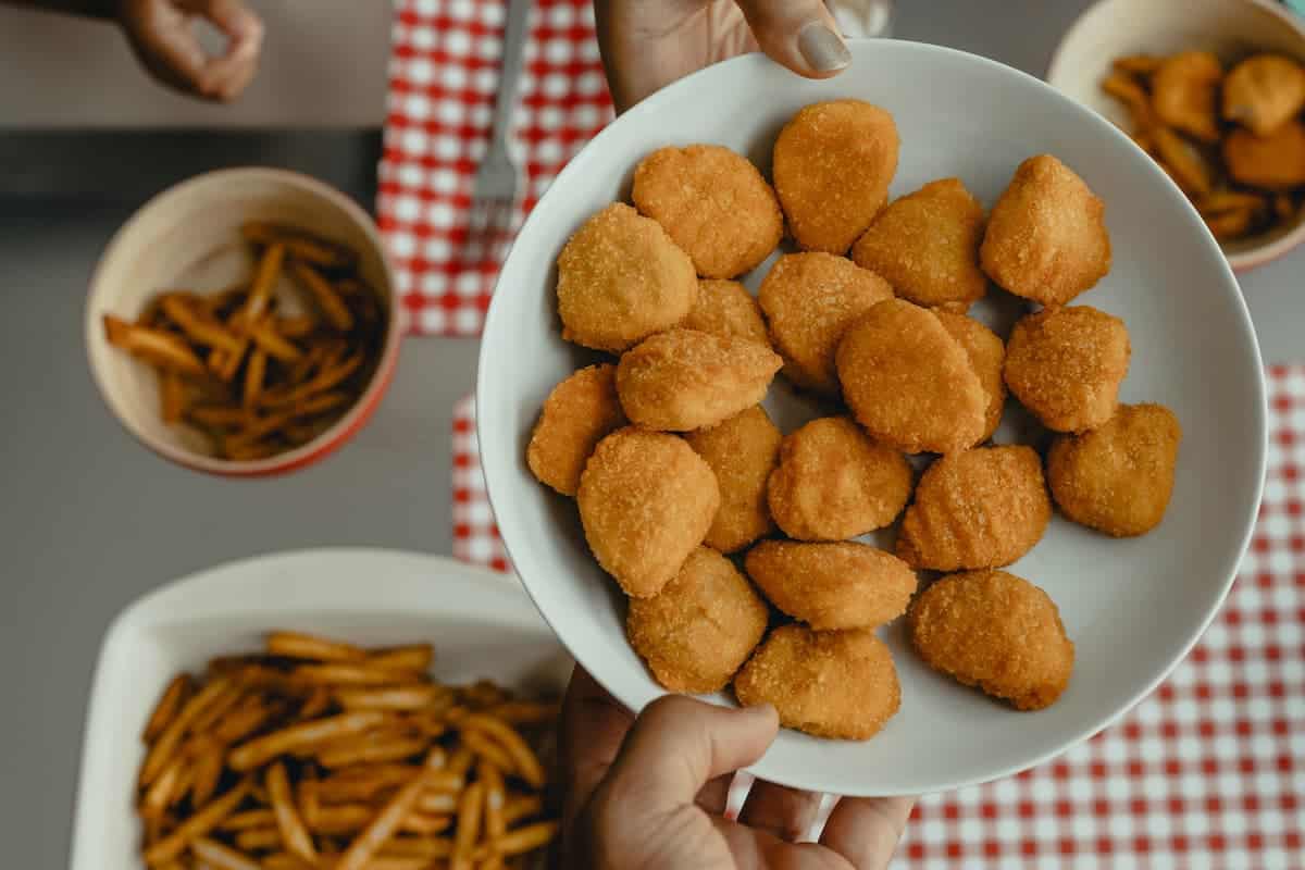 Una mujer lleva 22 años comiendo nuggets de pollo y papas fritas, y no puede comer otra cosa