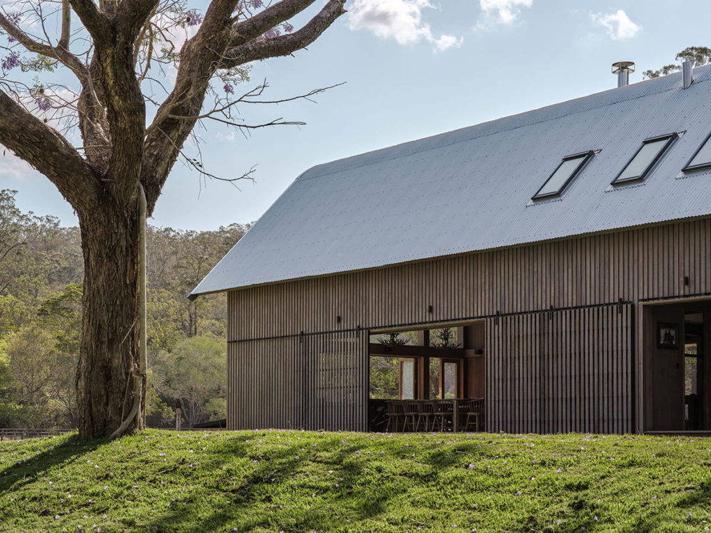 image granero paul uhlmann architets barn house pullenvale australia 4