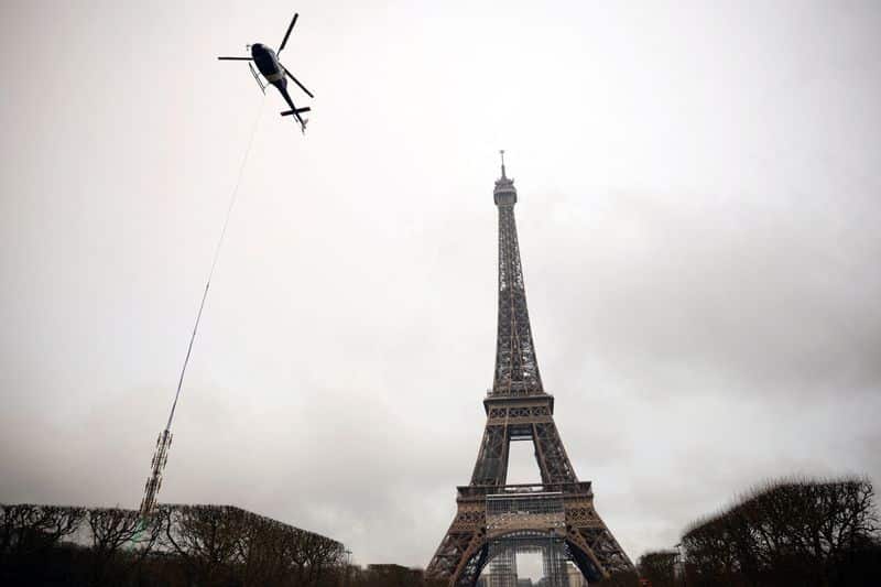 Un helicóptero despega cerca de la Torre Eiffel para instalar una nueva antena de transmisión de telecomunicaciones TDF (TeleDiffusion de France) en su cima, en París, Francia, 15 de marzo de 2022. REUTERS/Sarah Meyssonnier