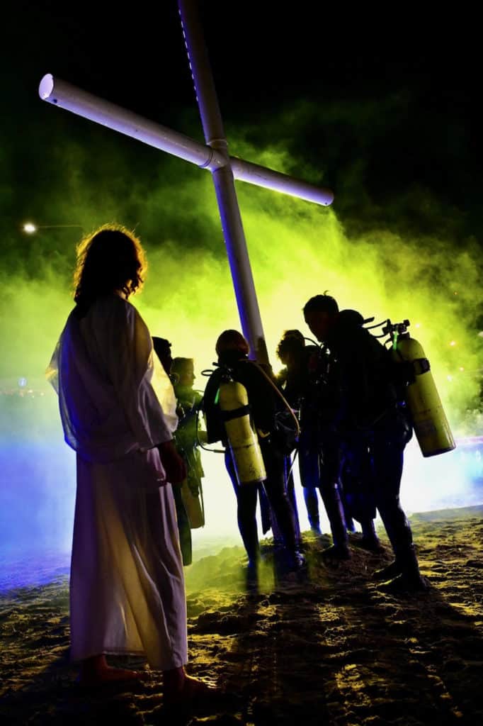 Vía Crucis Submarino: la increíble iniciativa de una ciudad argentina que realiza la tradicional procesión bajo el agua