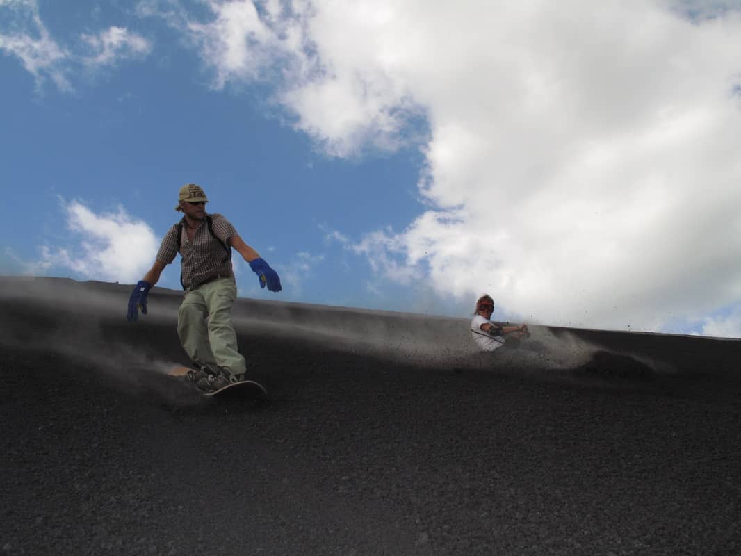 volcano-boarding-nicaragua-excursión