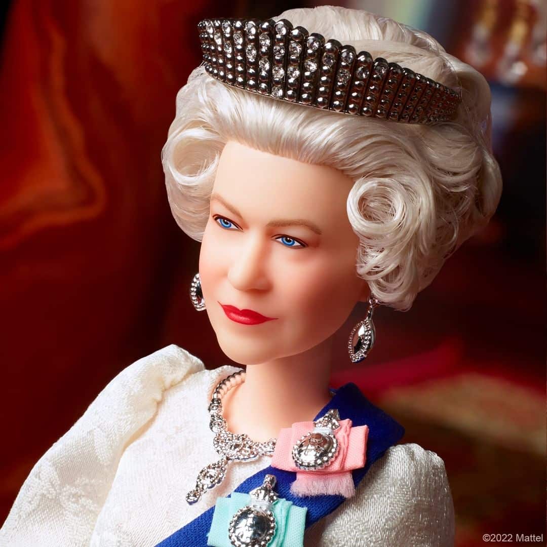 Lanzaron al mercado la muñeca Barbie de la Reina Isabel II… ¡y es increíble!