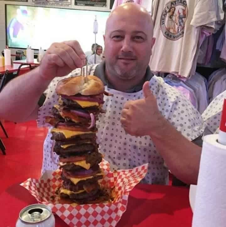 Este restaurante ofrece servicio de silla de ruedas gratis a quien pueda comerse la Hamburguesa Cuádruple Bypass con 9,983 calorías