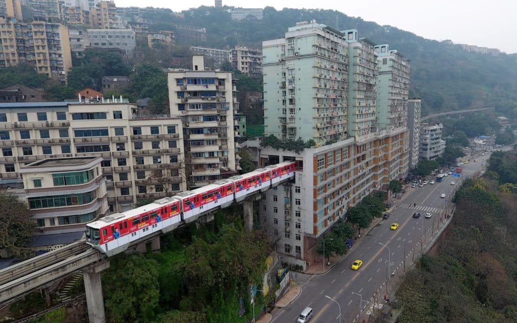 Este tren en China tiene una insólita estación en el interior de un edificio