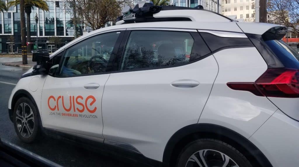 Un coche autónomo quiso fugarse de un control policial y la reacción del propio vehículo se vuelve viral