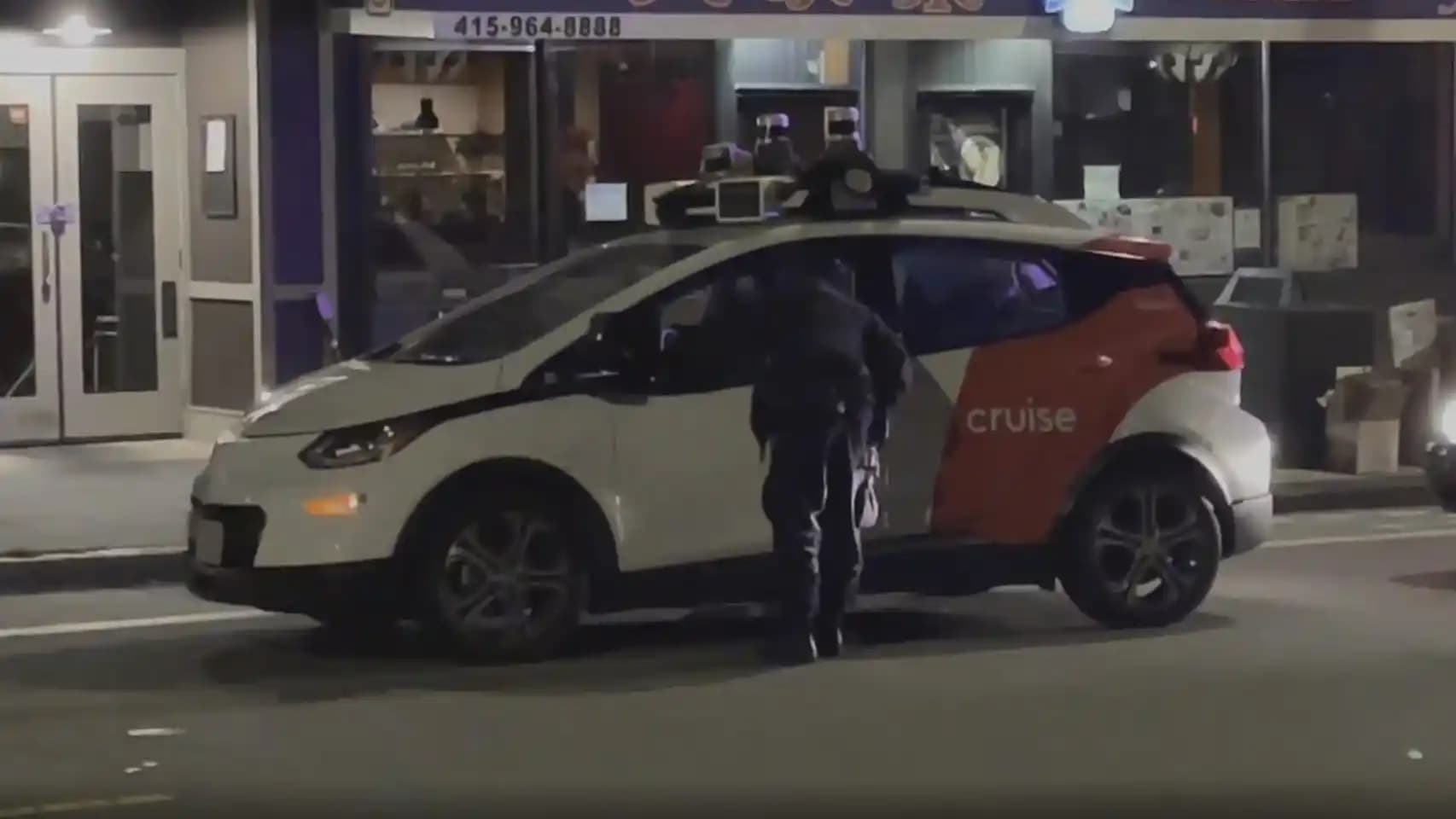 coche autónomo quiso fugarse de un control policial y la reacción del propio vehículo se vuelve viral