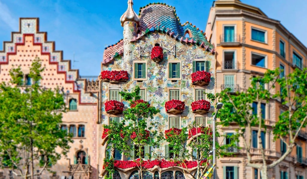 image mejor época para viajar a Madrid fachada sant jordi celebracion 23 de abril 1