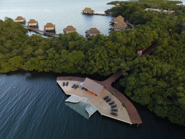 Un resort ecológico de Panamá acaba de inaugurar la primera playa flotante del mundo