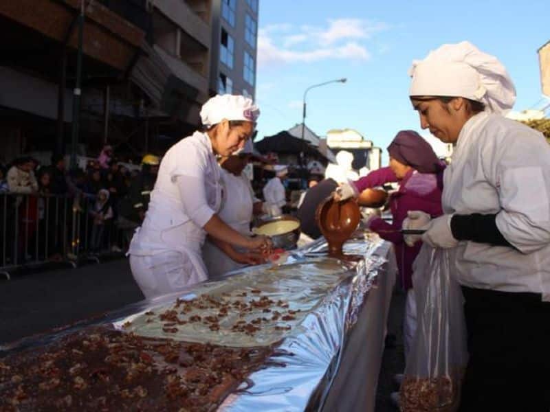 Semana Santa en Bariloche 2022: prepararán la barra de chocolate más larga del mundo con un largo total de 210 metros