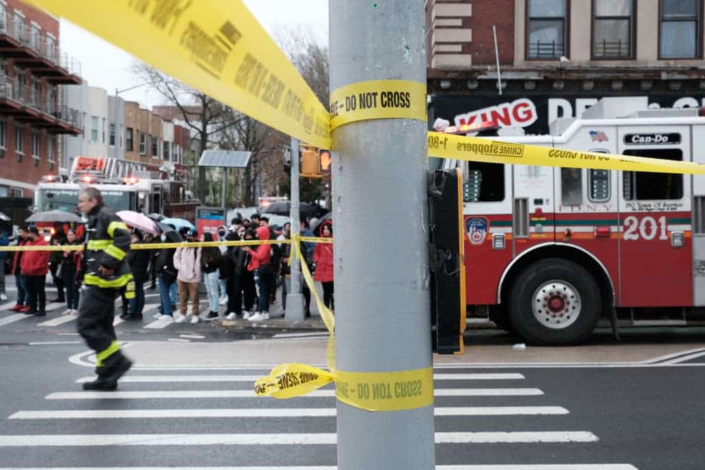 Reportan tiroteo en el metro de Nueva York: al menos 13 personas fueron trasladas a hospitales
