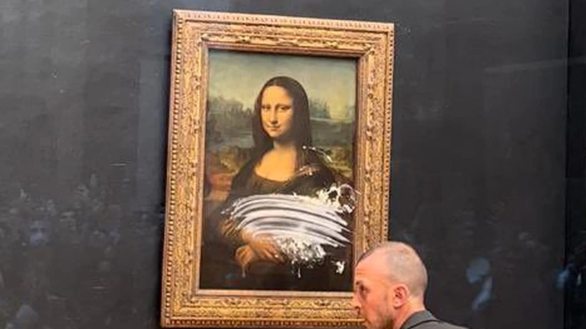 La Mona Lisa sufrió un ataque con un tortazo de un joven disfrazado y en silla de ruedas-1