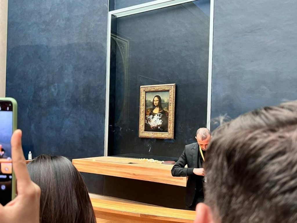 La Mona Lisa sufrió un ataque con un tortazo de un joven disfrazado y en silla de ruedas