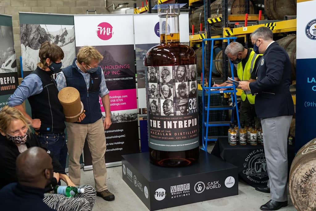 “The Intrepid”: Se subastó la botella de whisky escocés más grande del mundo