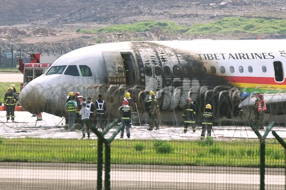 China: un avión con pasajeros se incendió tras salirse de la pista en el aeropuerto