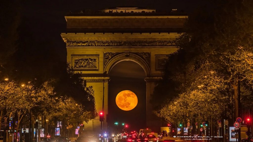 La fotografía de la luna enmarcada por el Arco del Triunfo de París que da vuelta al mundo