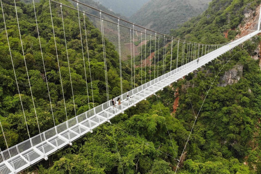 Construyeron en Vietnam el puente colgante de cristal más largo del mundo