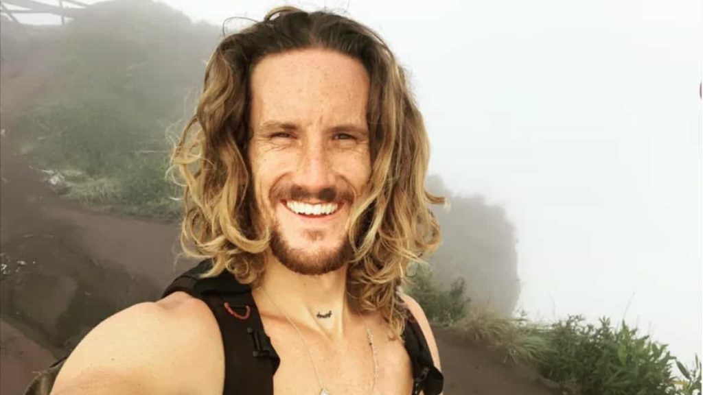 Deportan a un actor canadiense por bailar desnudo en Batur, un monte sagrado de Indonesia 