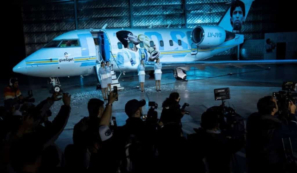 image Tango D10S Presentaron Tango D10S un curioso avion inspirado en Diego Maradona que volara hacia el Mundial de Qatar 2022 1 1