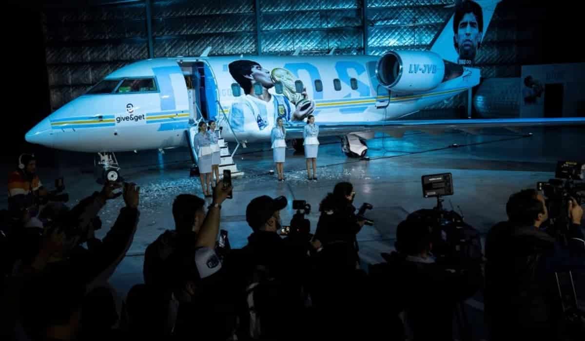 Presentaron Tango D10S, un curioso avión inspirado en Diego Maradona que volará hacia el Mundial de Qatar 2022-1