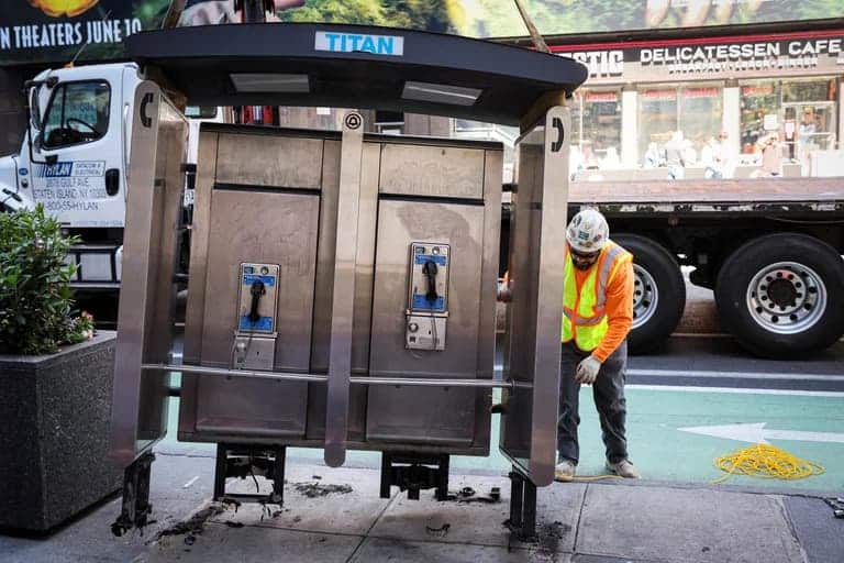 Retiran en Nueva York la última cabina pública de teléfono en funcionamiento
