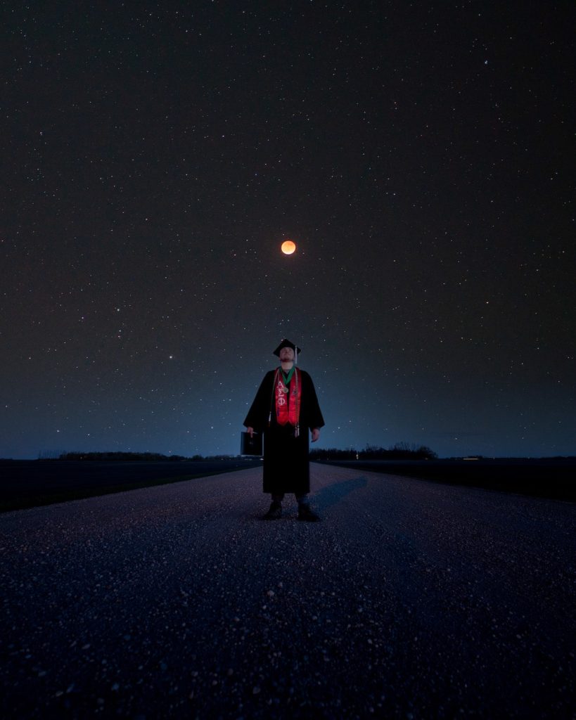 Se graduó en astrofísica y pudo tomarse una foto épica de graduación bajo un eclipse lunar