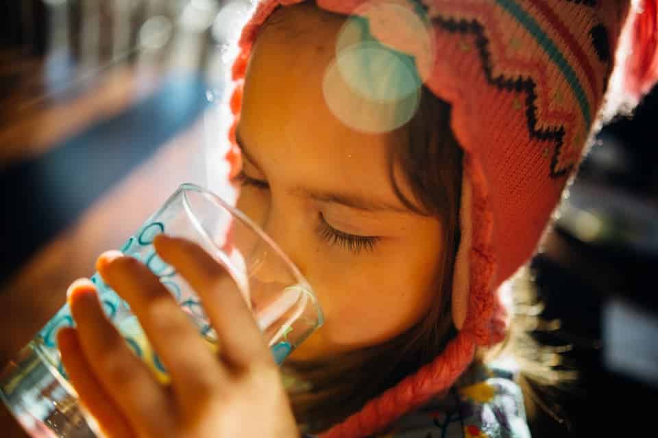 niño tomando agua