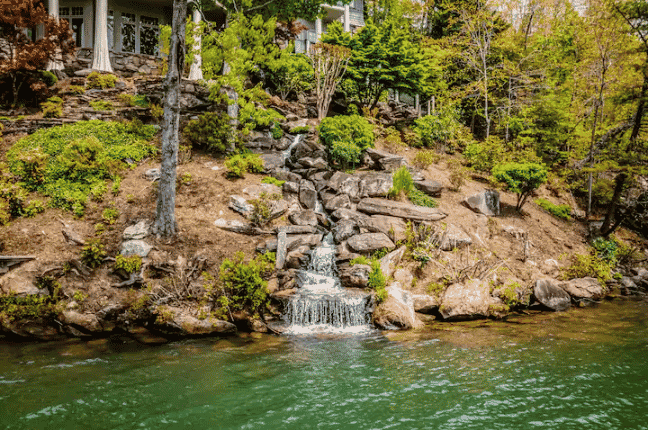 image Este Airbnb tiene un tobogan de agua de 22 metros2