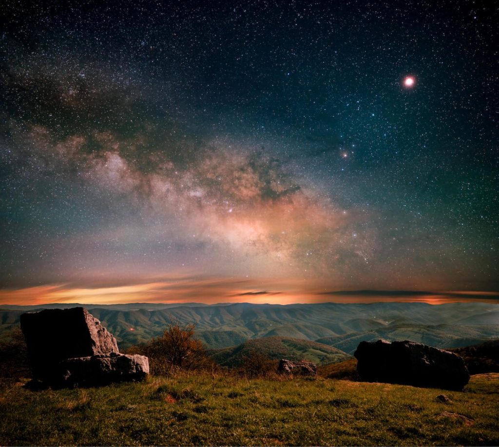 Astrofotógrafo captura increíble fotografía de la Vía Láctea junto al eclipse lunar en Estados Unidos