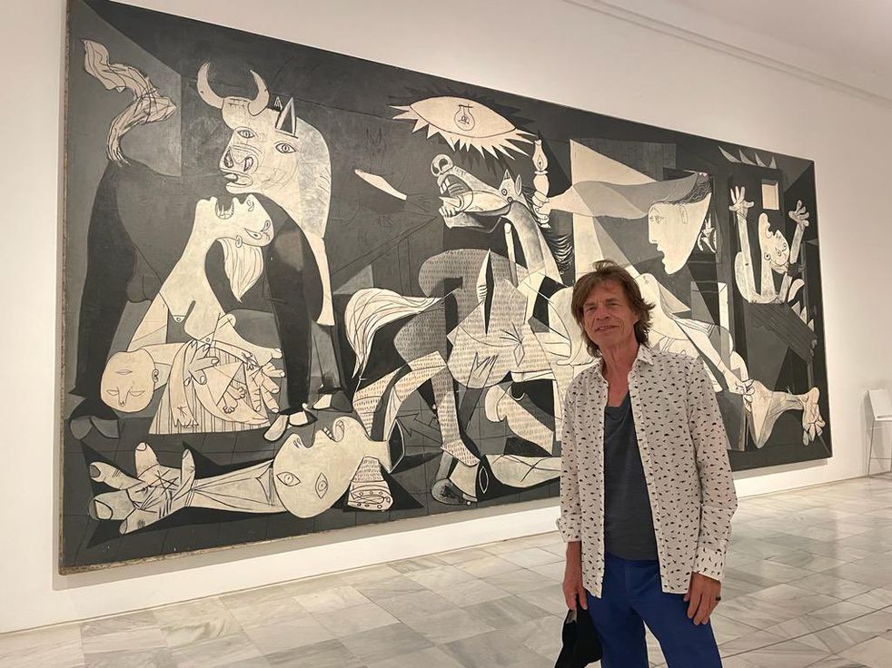 Polémica en las redes: Mick Jagger se toma una foto prohibida con el “Guernica” de Picasso