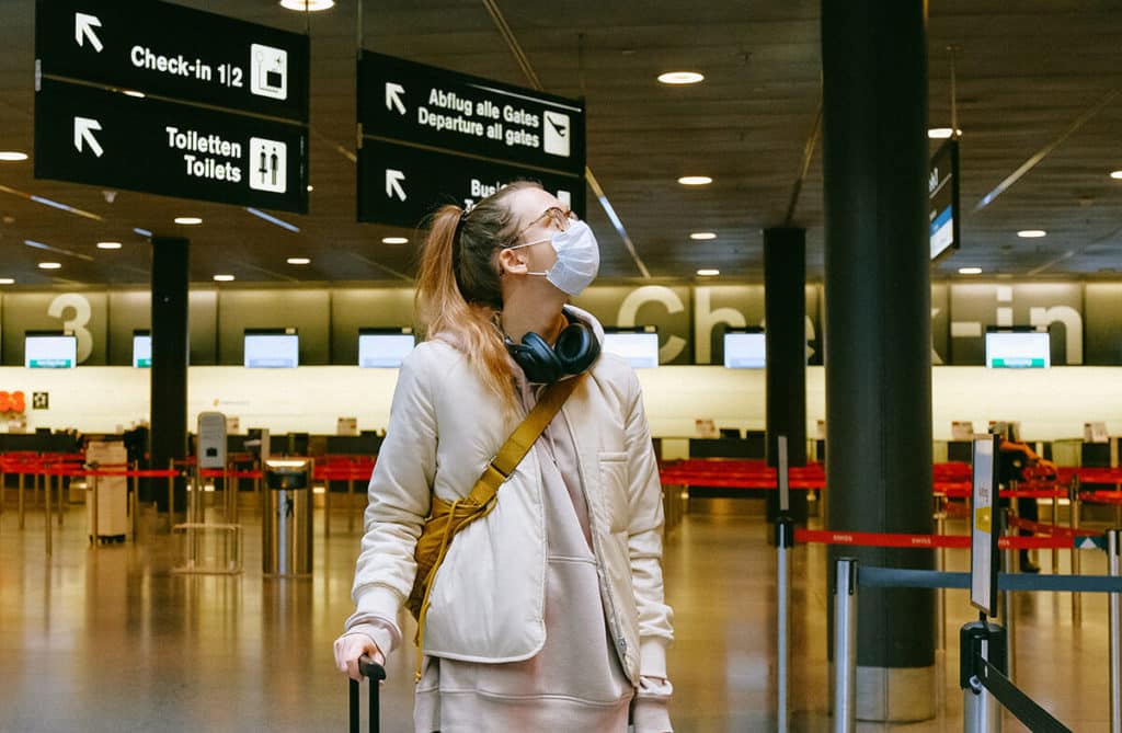 image Estados Unidos Pasajero con mascarilla en el aeropuerto 270520 1